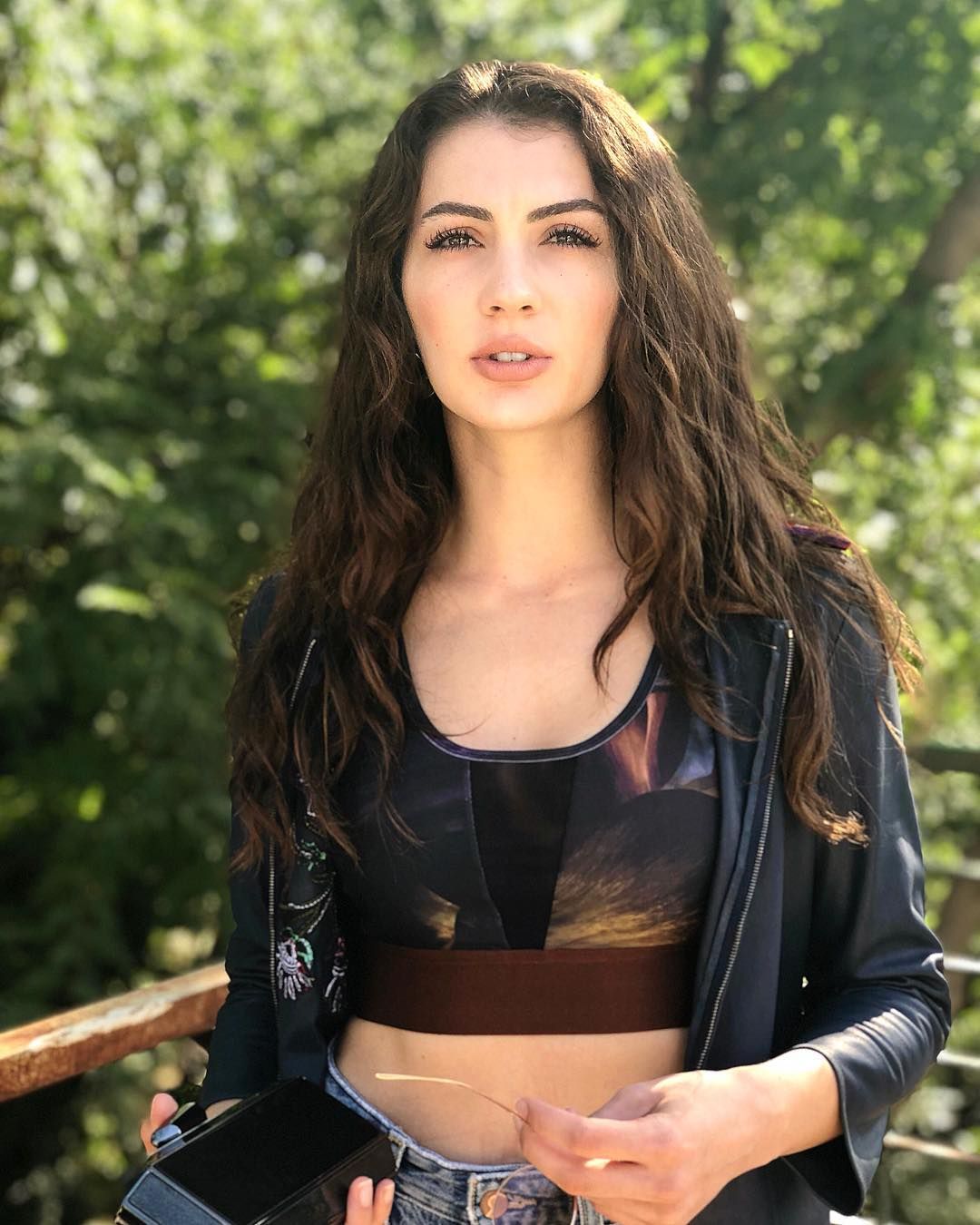 Burcu Özberk karavanda göğüs dekoltesini fazla kaçırdı! Fark edince iş işten geçti! 4