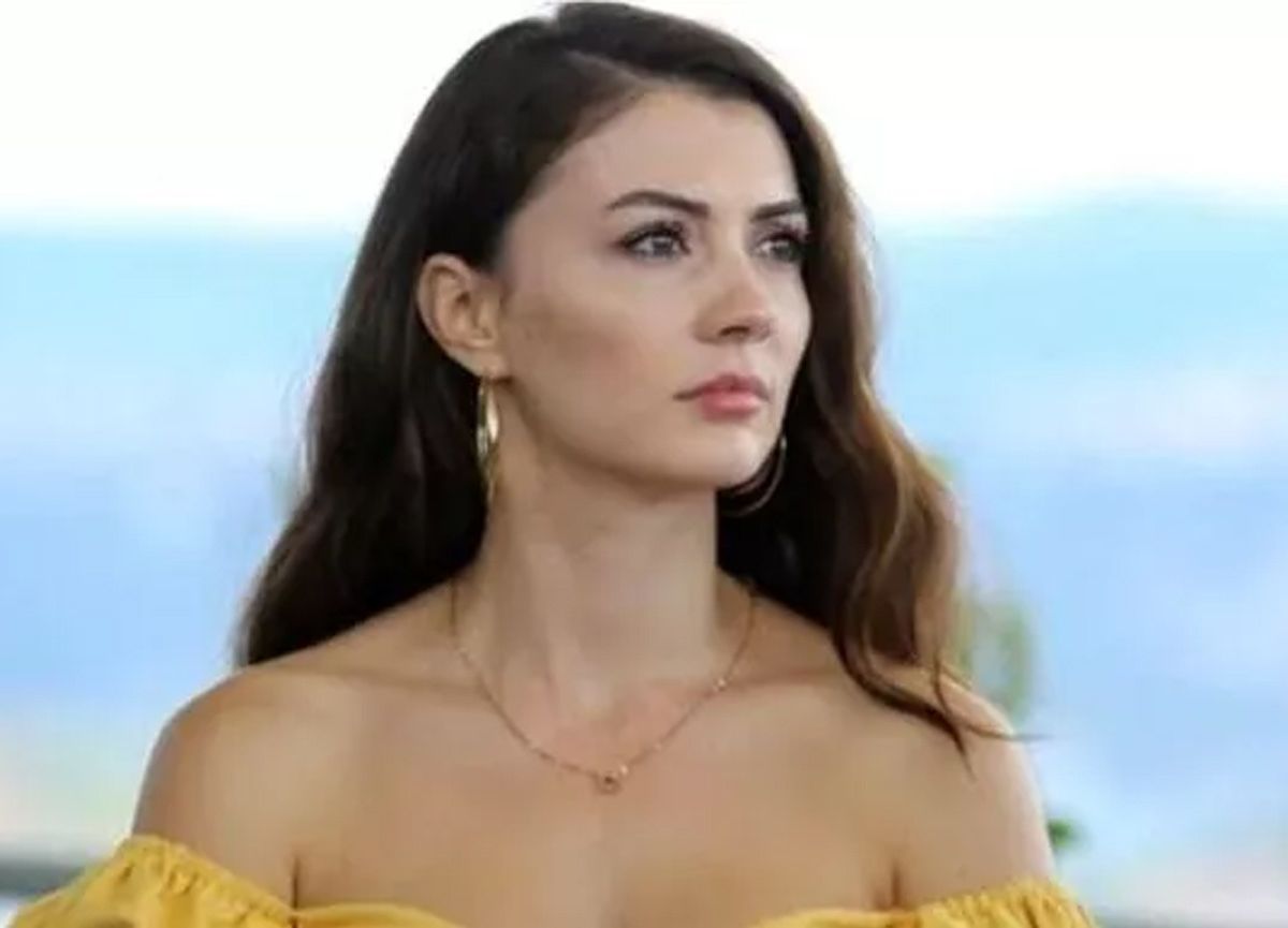 Burcu Özberk karavanda göğüs dekoltesini fazla kaçırdı! Fark edince iş işten geçti! 5