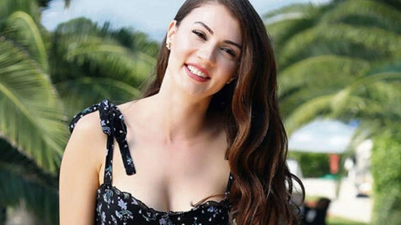 Burcu Özberk karavanda göğüs dekoltesini fazla kaçırdı! Fark edince iş işten geçti! 7