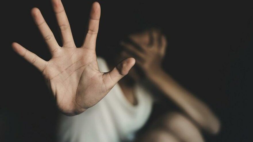 Dünya bu skandalı konuşuyor! Sapık adam, karısını yüzlerce erkeğe pazarladı! 10