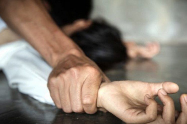 Dünya bu skandalı konuşuyor! Sapık adam, karısını yüzlerce erkeğe pazarladı! 6