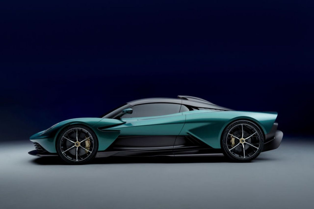 Aston Martin elektrikli otomobillerinlerin standardını belirliyor! Yeni Valhalla 2025’te yollarda 1