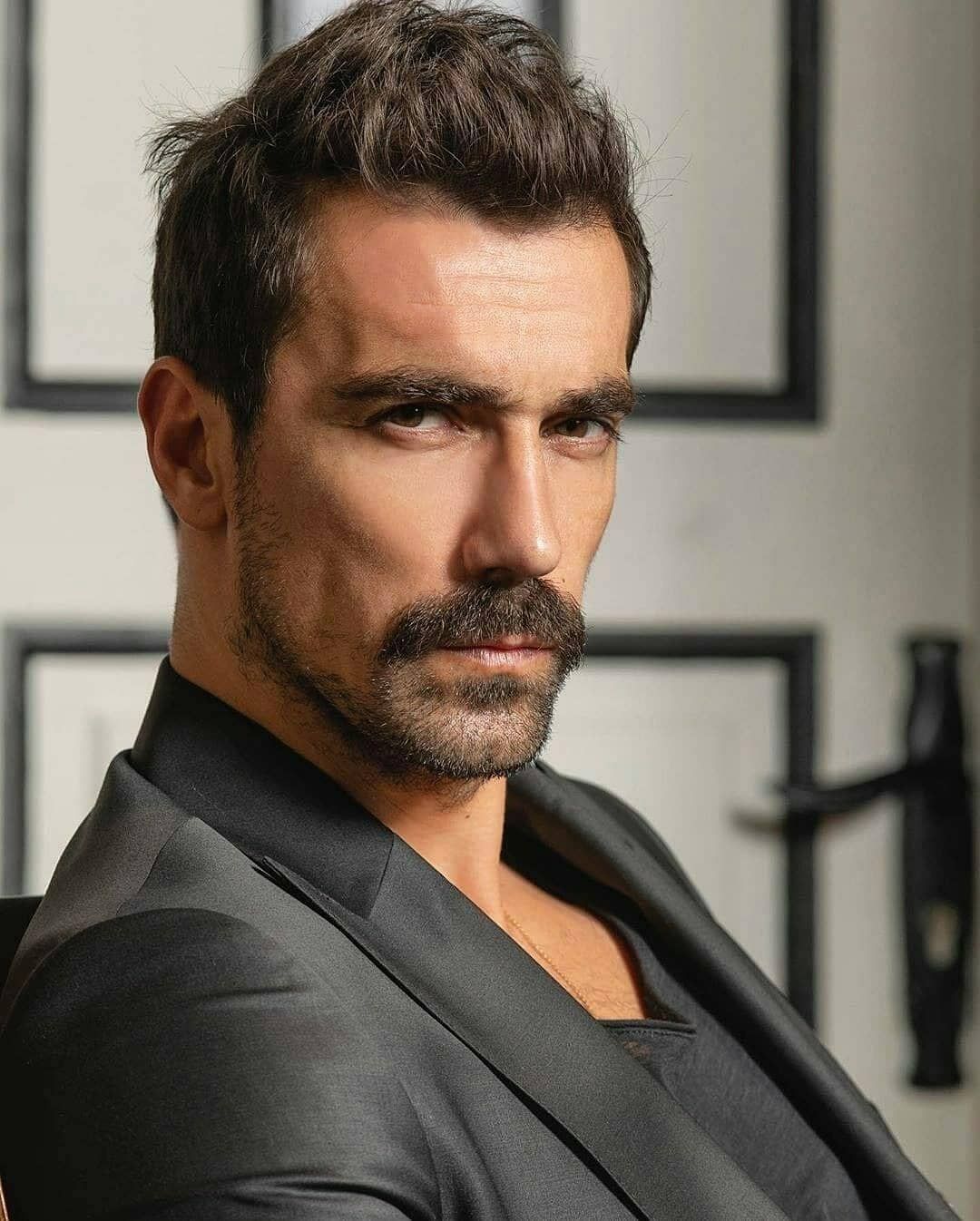 Fahriye Evcen'in ikizi ünlü oyuncunun eşi çıktı! Görenler gözlerine inanamıyor! 1