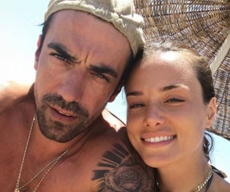 Fahriye Evcen'in ikizi ünlü oyuncunun eşi çıktı! Görenler gözlerine inanamıyor! 10