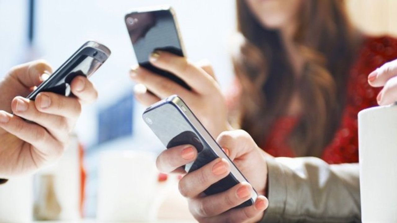 Cep telefonu piyasasında büyük hareketlilik! KDV kararı sonrası yüzde 20 indirim... 4
