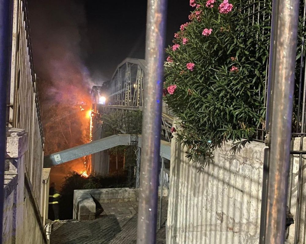 Roma'da tarihi Demir Köprü'de korkutan yangın 5