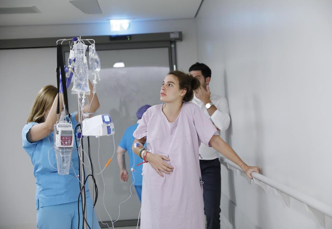 Oğlu Cem'i kucağına alan Aslışah Alkoçlar doğum yaptığı gün çekilen karelerini paylaştı 16