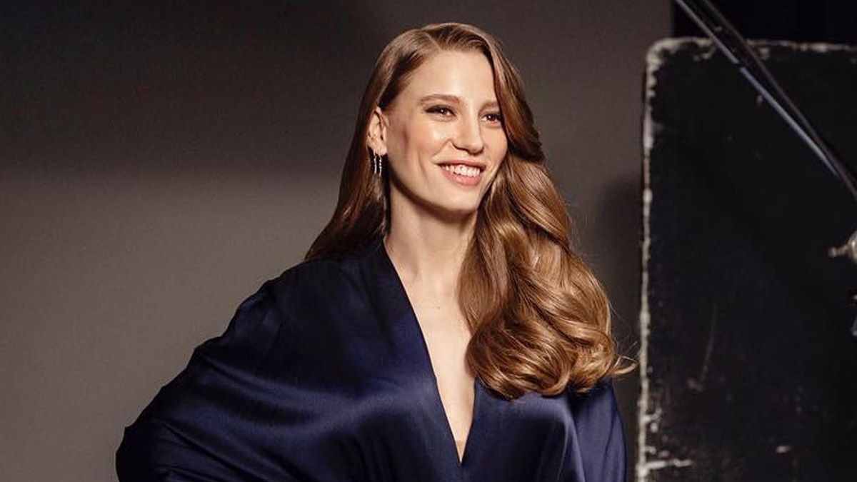 Serenay Sarıkaya düğmeleri açtı! Dantelli iç çamaşırını görenler yandı kavruldu! 4