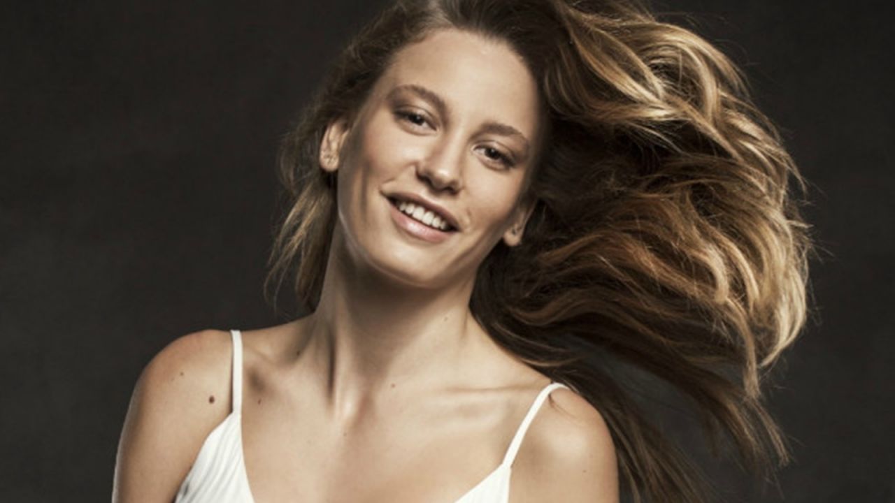 Serenay Sarıkaya düğmeleri açtı! Dantelli iç çamaşırını görenler yandı kavruldu! 5