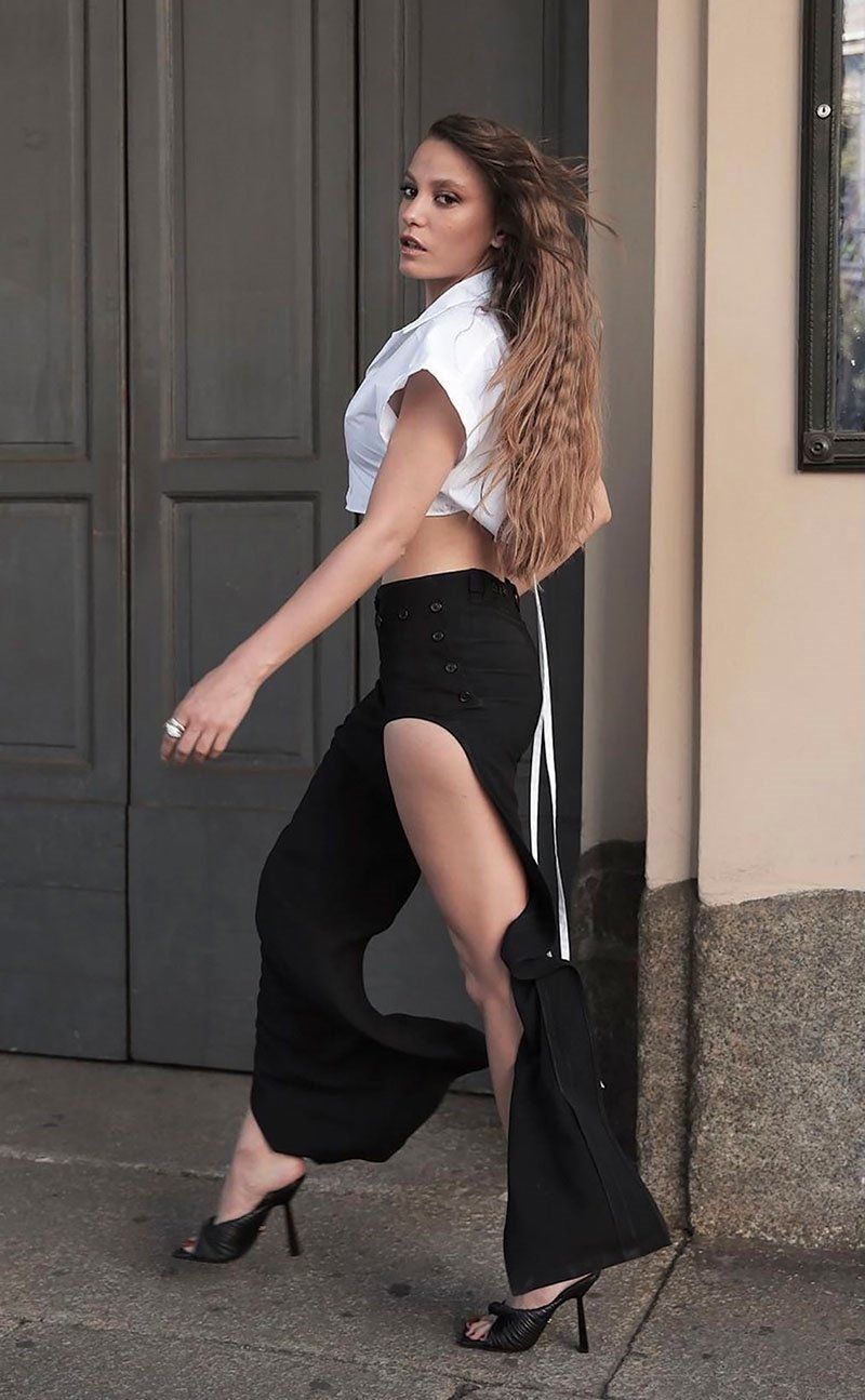 Serenay Sarıkaya düğmeleri açtı! Dantelli iç çamaşırını görenler yandı kavruldu! 6