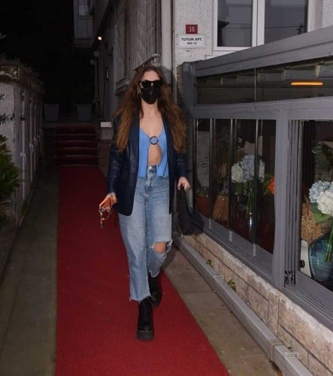 Serenay Sarıkaya düğmeleri açtı! Dantelli iç çamaşırını görenler yandı kavruldu! 10