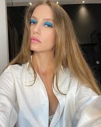 Serenay Sarıkaya düğmeleri açtı! Dantelli iç çamaşırını görenler yandı kavruldu! 11