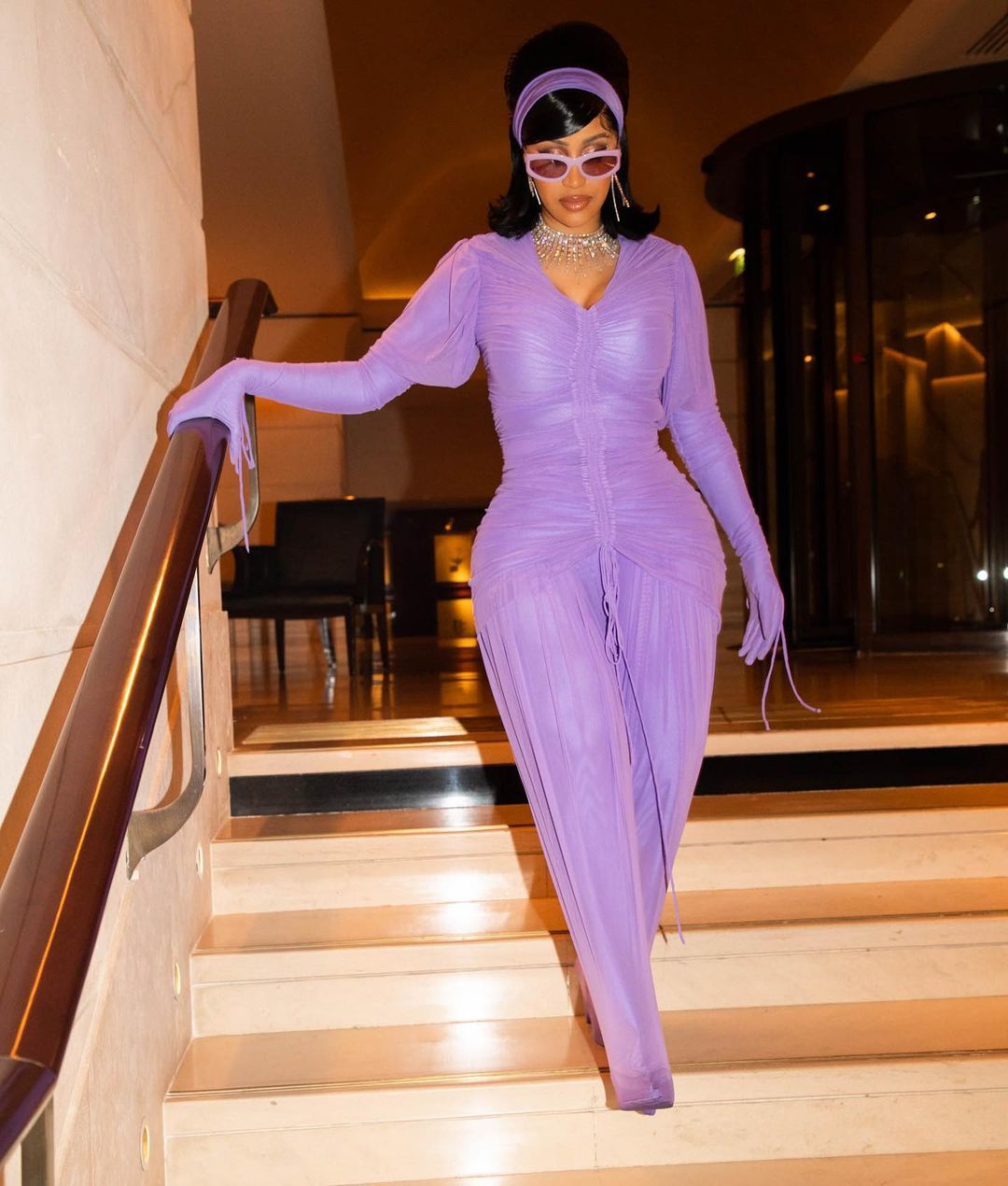 Doğum kilolarından kurtulan dünyaca ünlü şarkıcı Cardi B'nin kıyafet seçimi şaşırttı 2