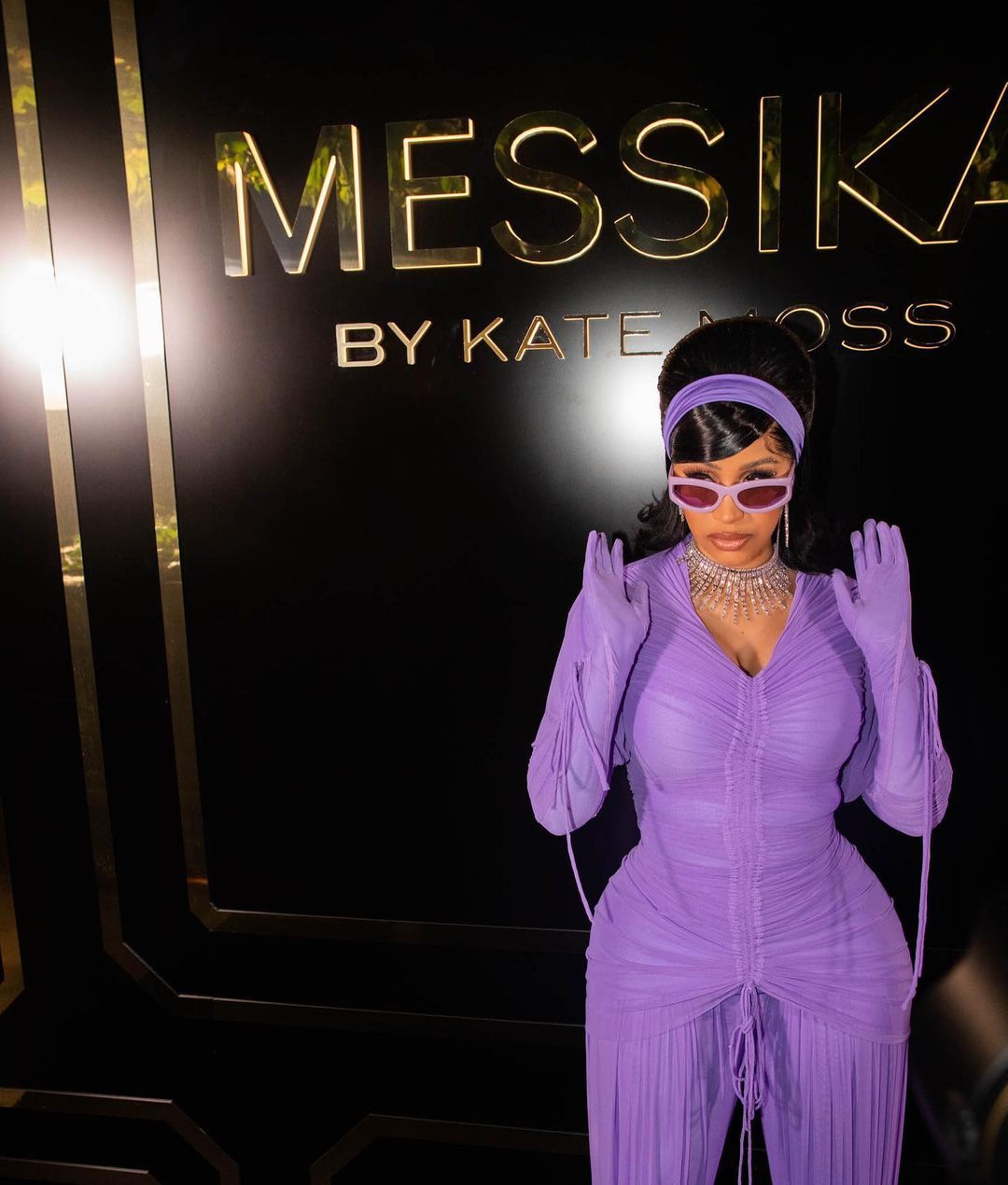 Doğum kilolarından kurtulan dünyaca ünlü şarkıcı Cardi B'nin kıyafet seçimi şaşırttı 10