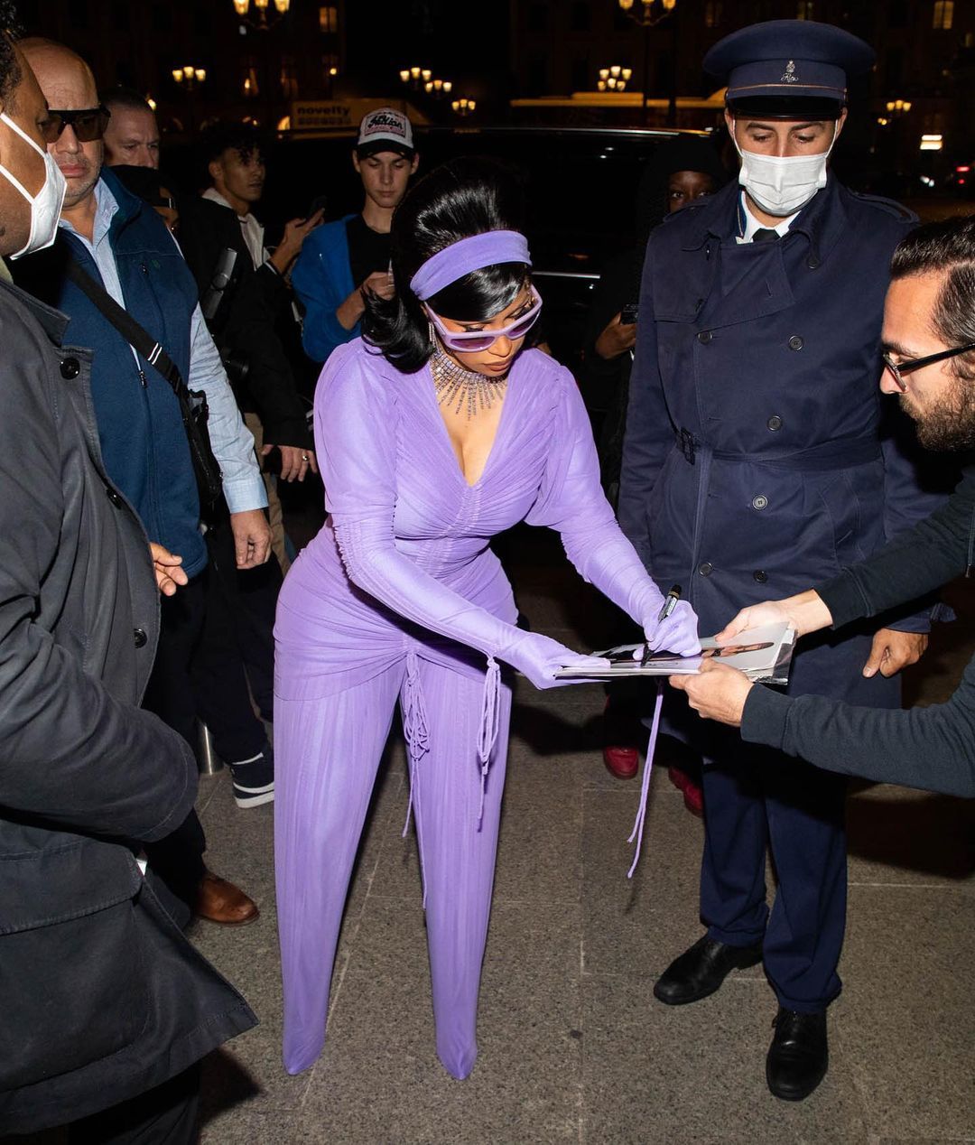 Doğum kilolarından kurtulan dünyaca ünlü şarkıcı Cardi B'nin kıyafet seçimi şaşırttı 6