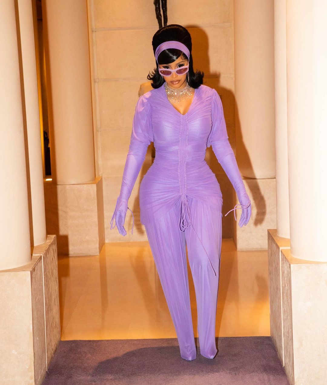 Doğum kilolarından kurtulan dünyaca ünlü şarkıcı Cardi B'nin kıyafet seçimi şaşırttı 15