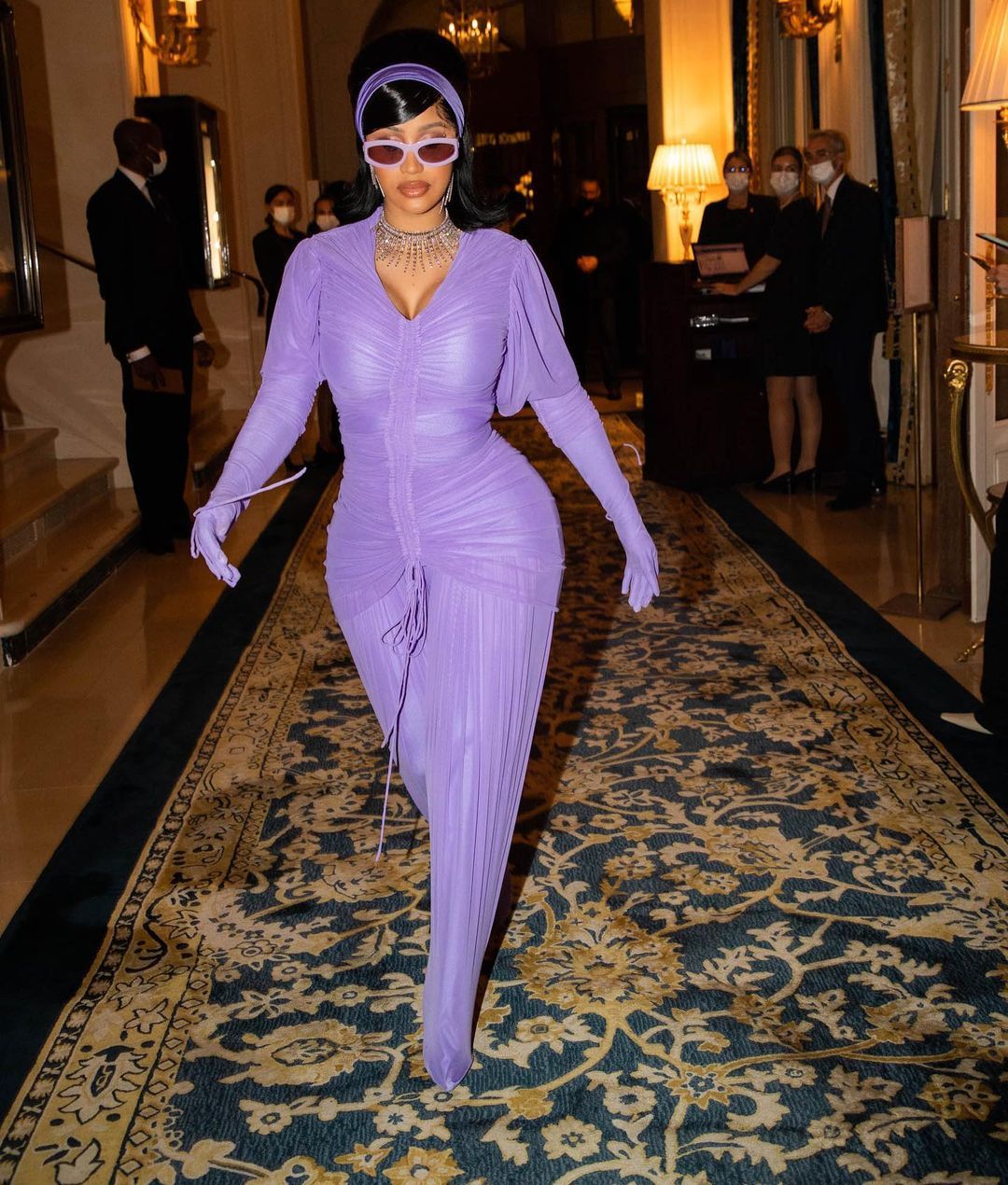 Doğum kilolarından kurtulan dünyaca ünlü şarkıcı Cardi B'nin kıyafet seçimi şaşırttı 13