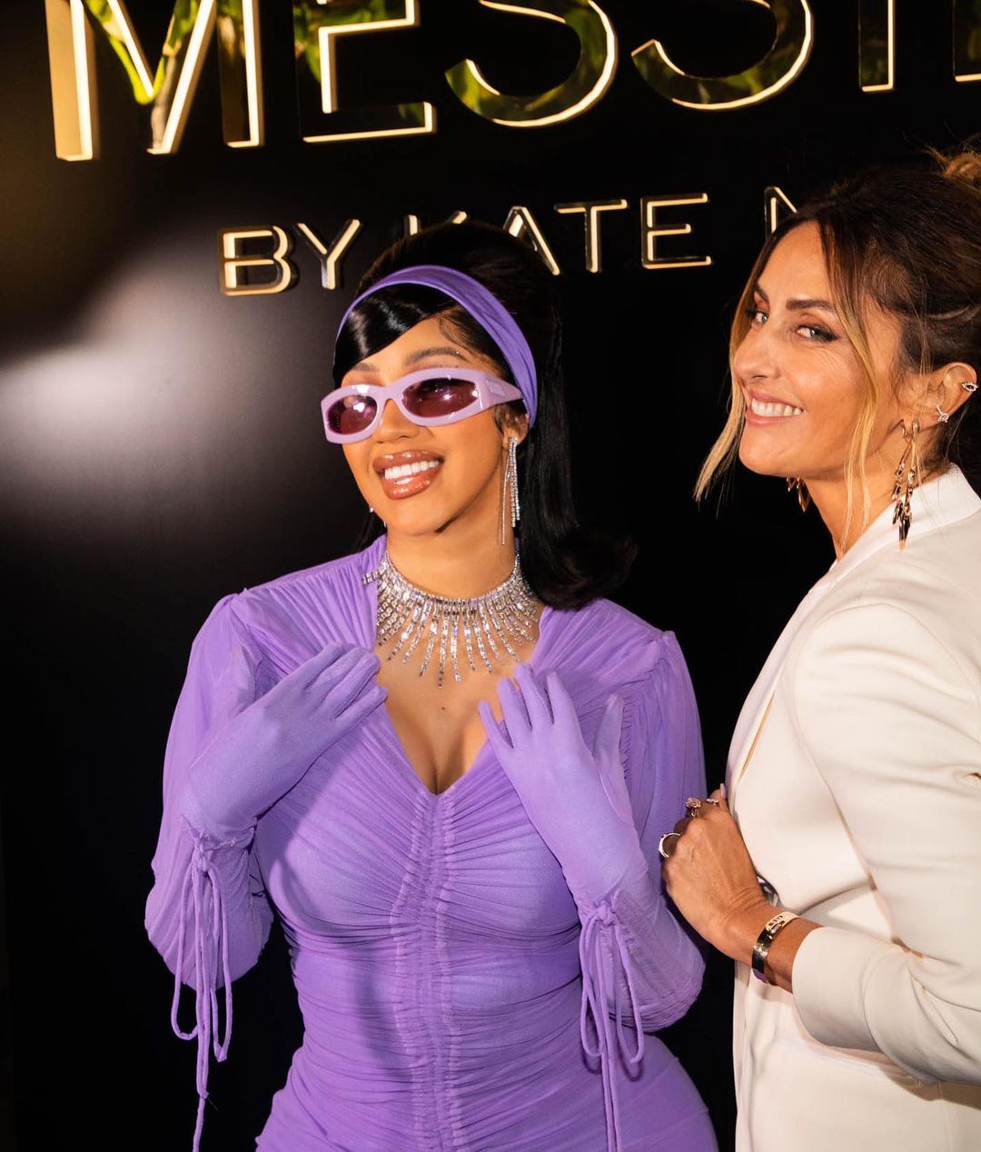 Doğum kilolarından kurtulan dünyaca ünlü şarkıcı Cardi B'nin kıyafet seçimi şaşırttı 16