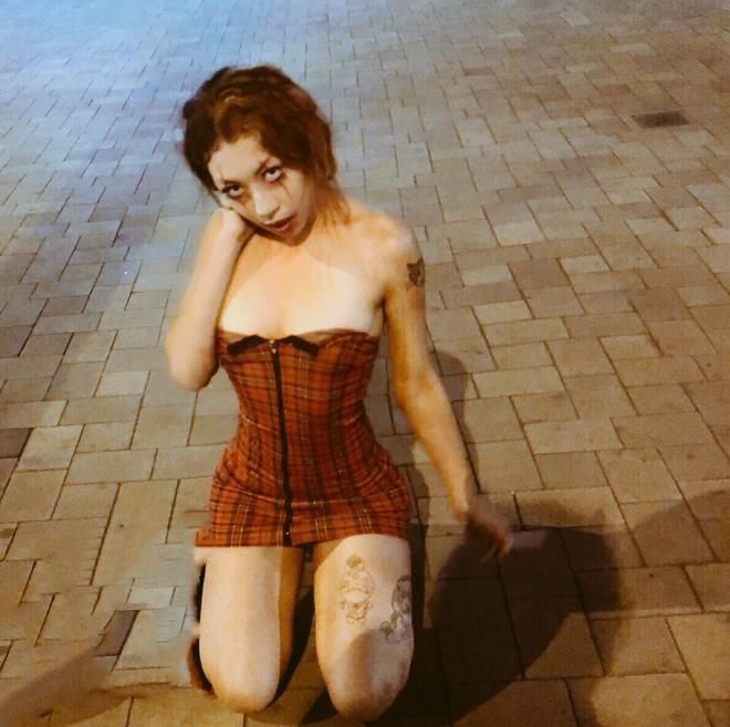TikTok fenomeninin başına gelenler şoke etti! Duştan çıkıp salona gidince öyle bir şey gördü ki... 5