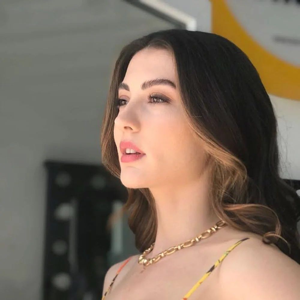 Burcu Özberk göğüs dekoltesi ile ağızları açık bıraktı! Takipçileri çılgına döndü! Oyuncu hakkında ilgiç iddia! 2
