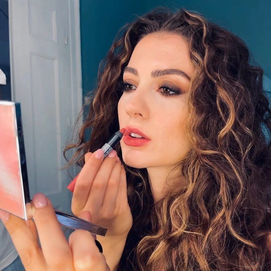 Burcu Özberk göğüs dekoltesi ile ağızları açık bıraktı! Takipçileri çılgına döndü! Oyuncu hakkında ilgiç iddia! 3
