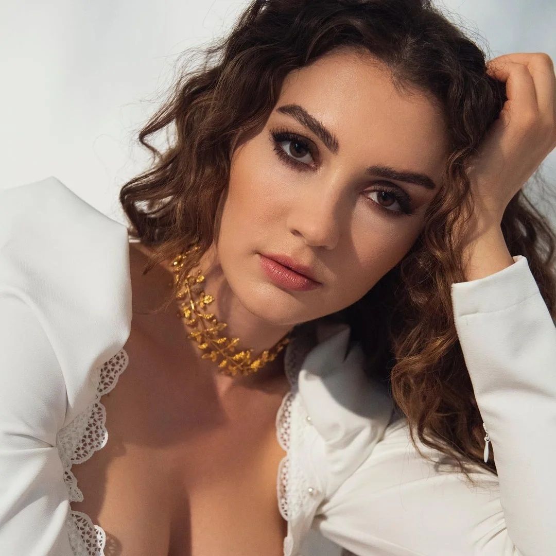 Burcu Özberk göğüs dekoltesi ile ağızları açık bıraktı! Takipçileri çılgına döndü! Oyuncu hakkında ilgiç iddia! 5