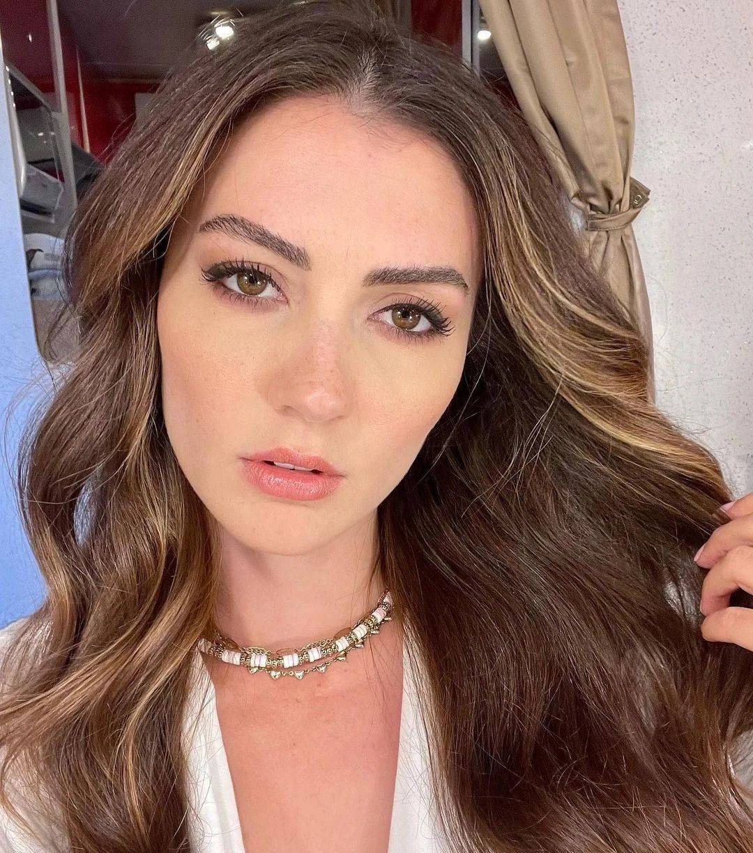 Burcu Özberk göğüs dekoltesi ile ağızları açık bıraktı! Takipçileri çılgına döndü! Oyuncu hakkında ilgiç iddia! 6