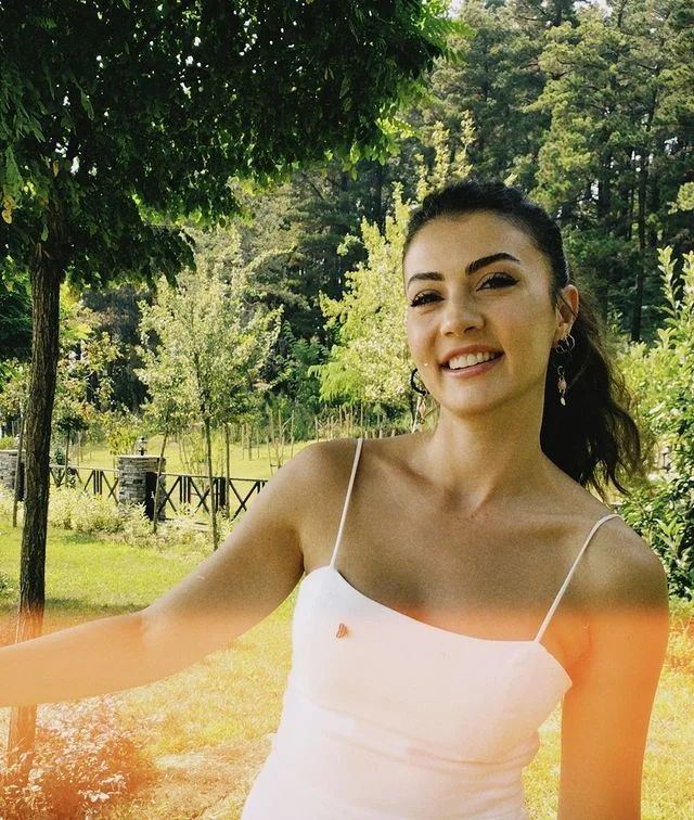 Burcu Özberk göğüs dekoltesi ile ağızları açık bıraktı! Takipçileri çılgına döndü! Oyuncu hakkında ilgiç iddia! 11
