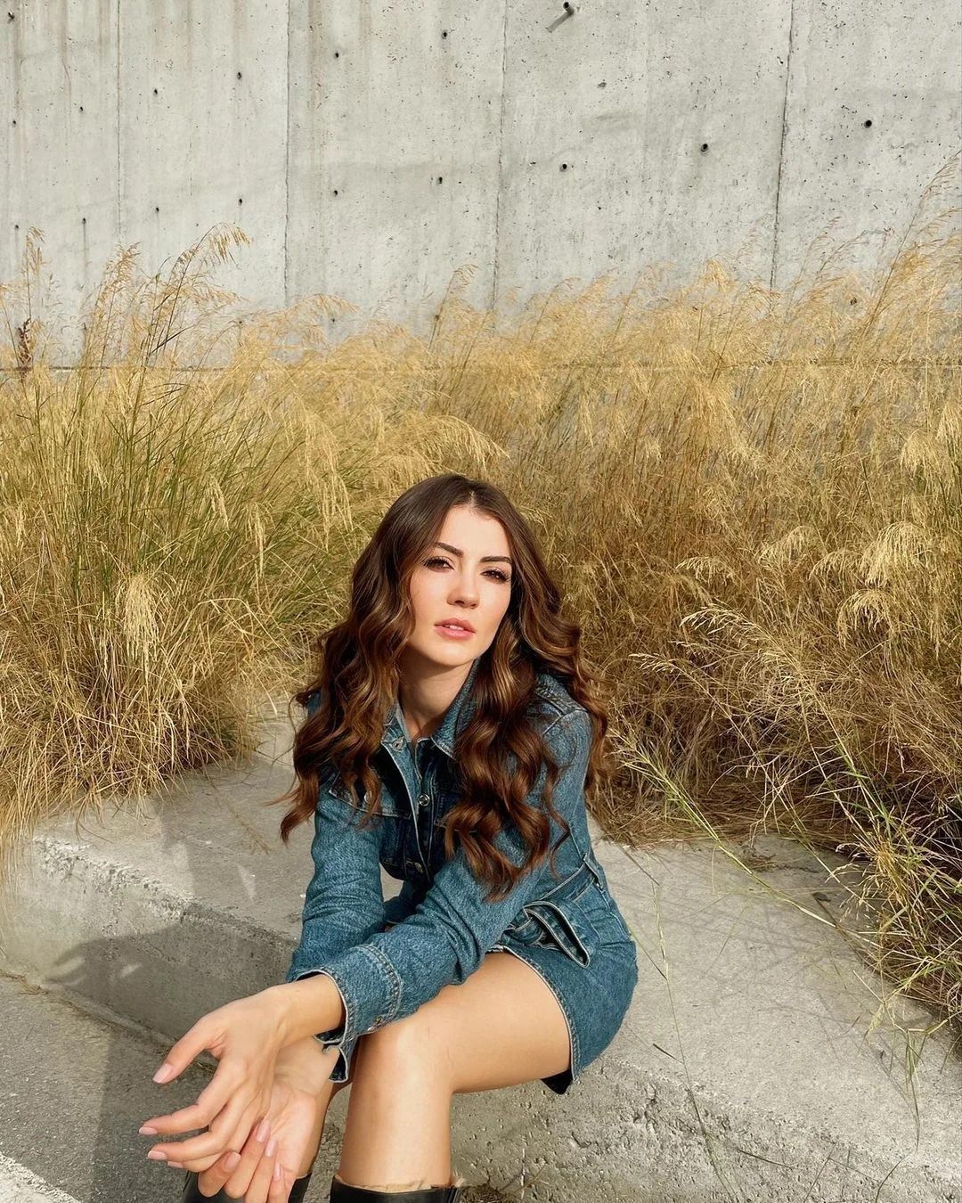 Burcu Özberk göğüs dekoltesi ile ağızları açık bıraktı! Takipçileri çılgına döndü! Oyuncu hakkında ilgiç iddia! 12