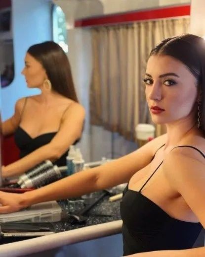Burcu Özberk göğüs dekoltesi ile ağızları açık bıraktı! Takipçileri çılgına döndü! Oyuncu hakkında ilgiç iddia! 14