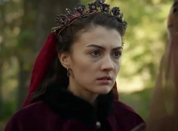 Burcu Özberk göğüs dekoltesi ile ağızları açık bıraktı! Takipçileri çılgına döndü! Oyuncu hakkında ilgiç iddia! 15