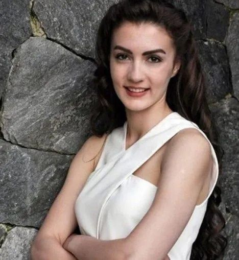 Burcu Özberk göğüs dekoltesi ile ağızları açık bıraktı! Takipçileri çılgına döndü! Oyuncu hakkında ilgiç iddia! 16
