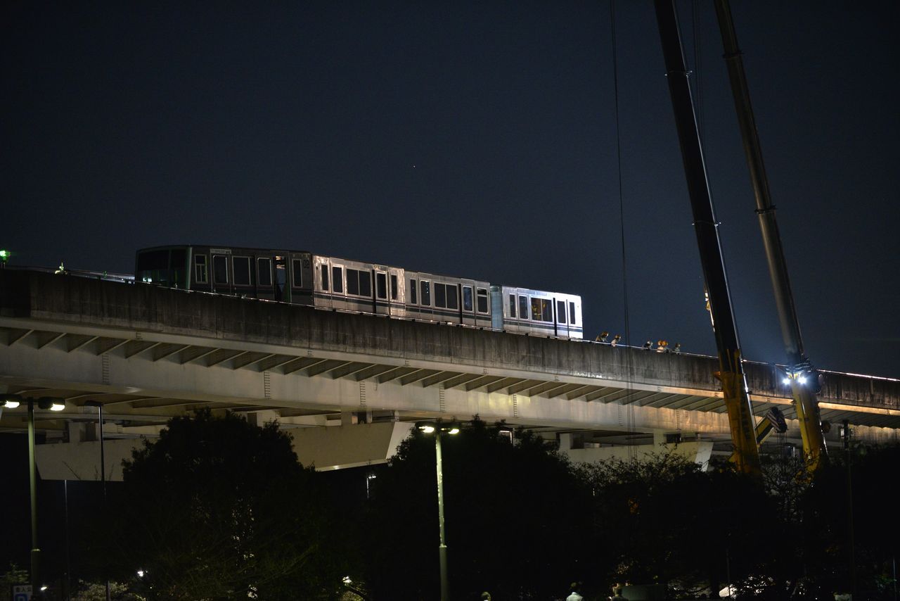 5.9'luk deprem treni raydan çıkardı 4
