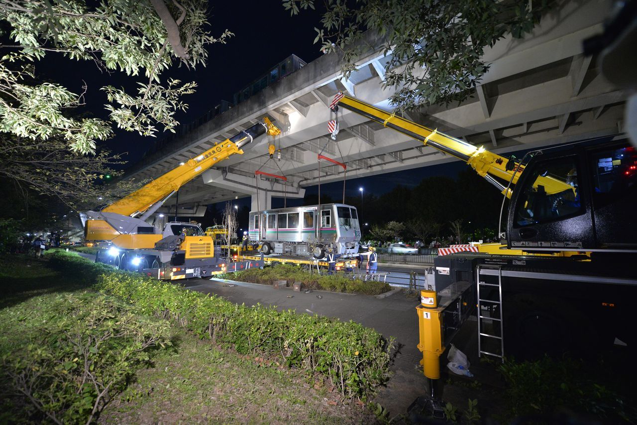 5.9'luk deprem treni raydan çıkardı 1