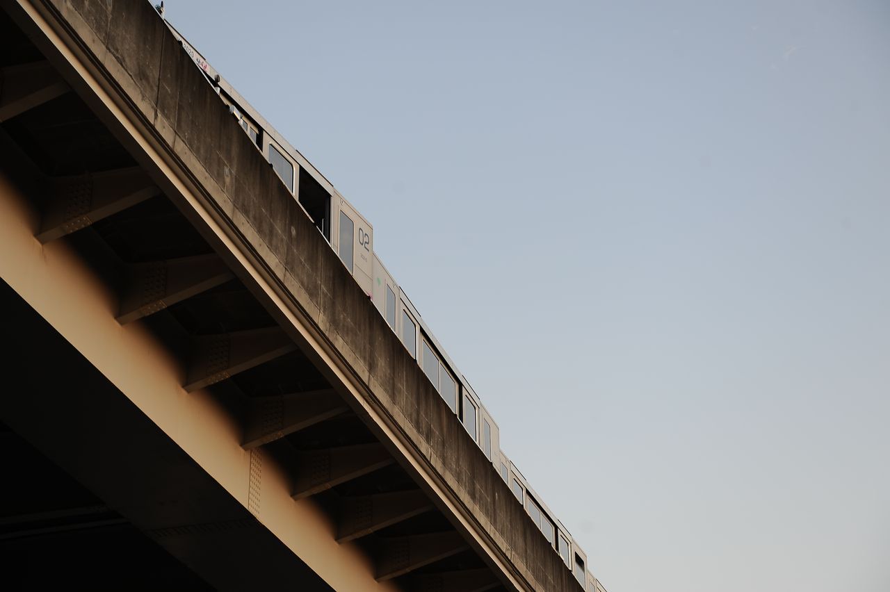 5.9'luk deprem treni raydan çıkardı 11