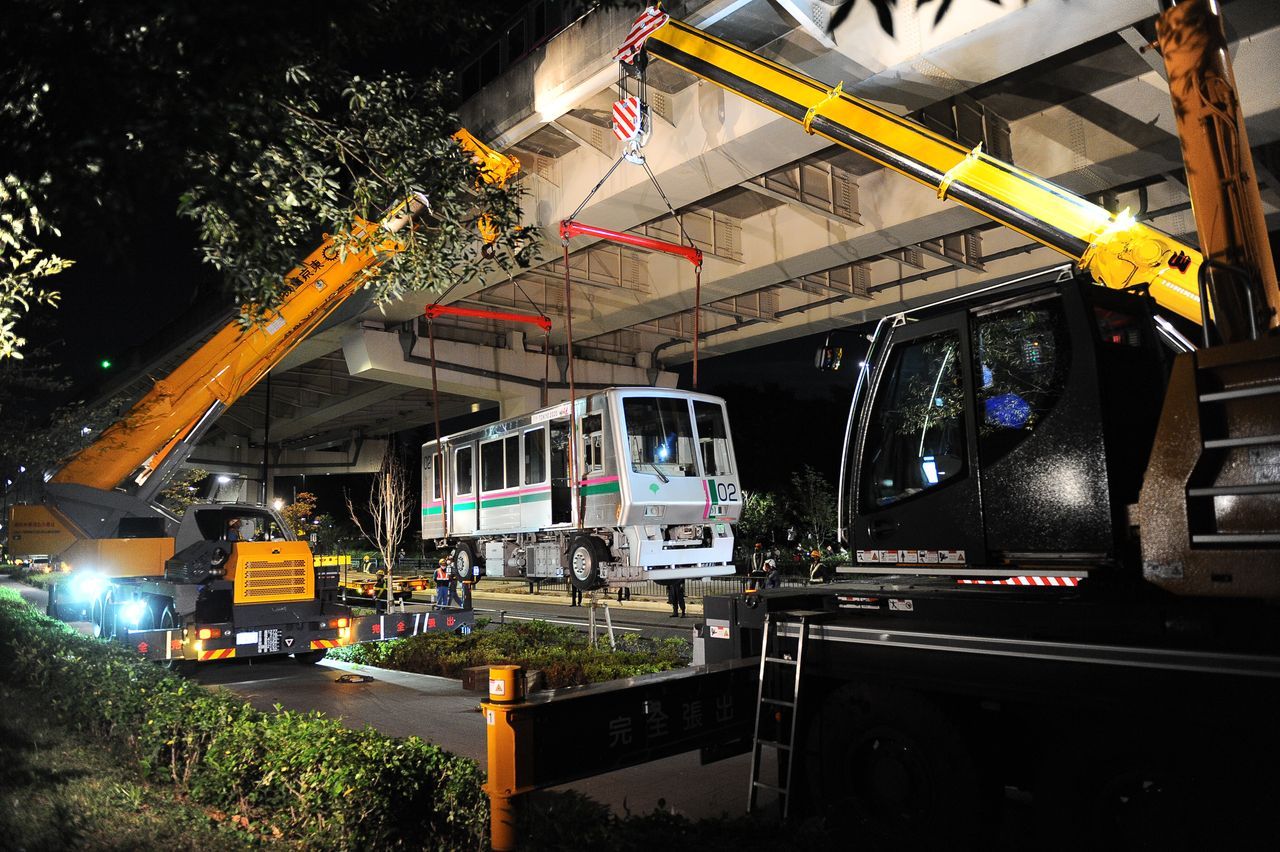 5.9'luk deprem treni raydan çıkardı 16