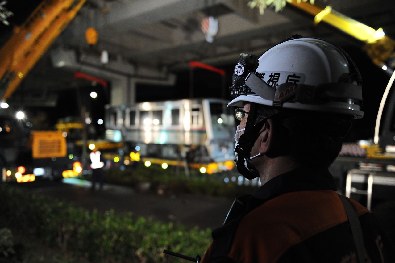 5.9'luk deprem treni raydan çıkardı 17