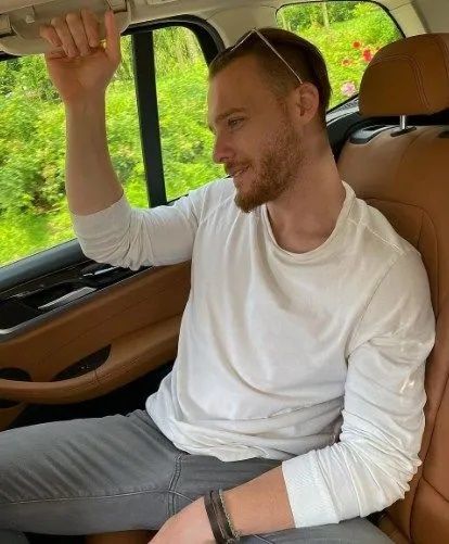 Kerem Bürsin ailesiyle birlikte poz verdi! Kız kardeşini görenler şaştı kaldı! Hande'dan daha güzel! 2