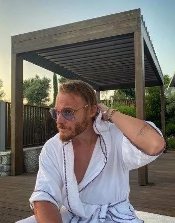 Kerem Bürsin ailesiyle birlikte poz verdi! Kız kardeşini görenler şaştı kaldı! Hande'dan daha güzel! 3