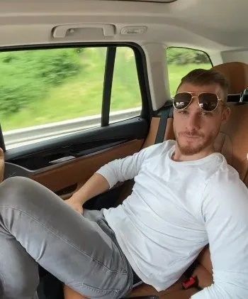Kerem Bürsin ailesiyle birlikte poz verdi! Kız kardeşini görenler şaştı kaldı! Hande'dan daha güzel! 4