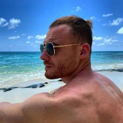 Kerem Bürsin ailesiyle birlikte poz verdi! Kız kardeşini görenler şaştı kaldı! Hande'dan daha güzel! 5
