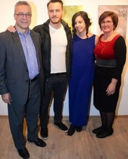 Kerem Bürsin ailesiyle birlikte poz verdi! Kız kardeşini görenler şaştı kaldı! Hande'dan daha güzel! 7