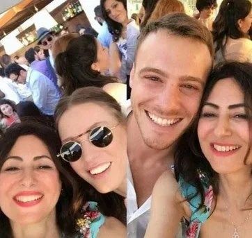 Kerem Bürsin ailesiyle birlikte poz verdi! Kız kardeşini görenler şaştı kaldı! Hande'dan daha güzel! 8