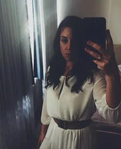 Kerem Bürsin ailesiyle birlikte poz verdi! Kız kardeşini görenler şaştı kaldı! Hande'dan daha güzel! 16