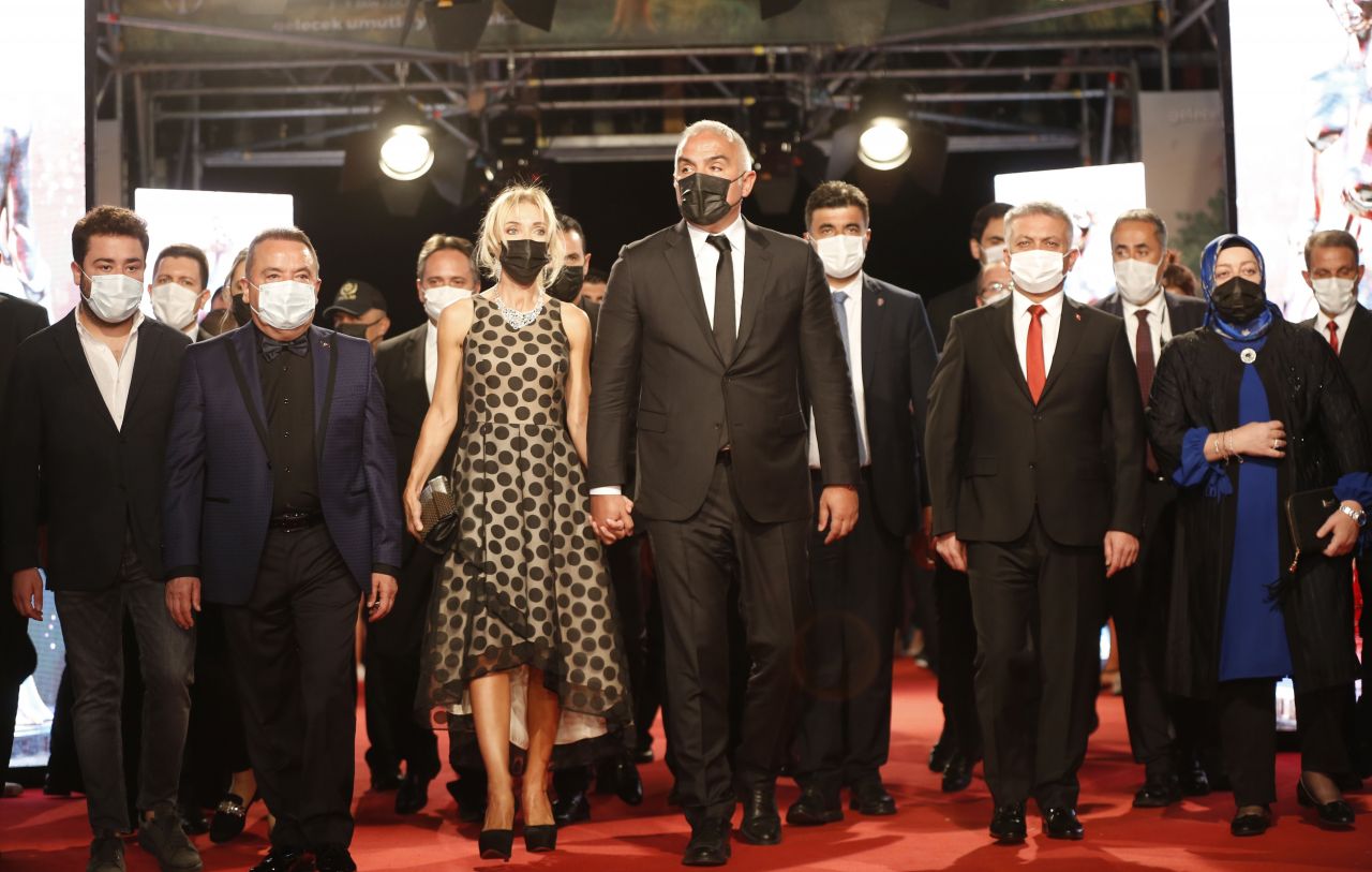 58'inci Antalya Altın Portakal Film Festivali’nde kırmızı halıda şıklık yarışı 1