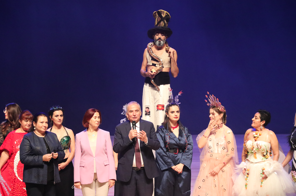 Denizli Cam Bienali'nde sanatçılar camdan işlemeli elbiseler giydi 27