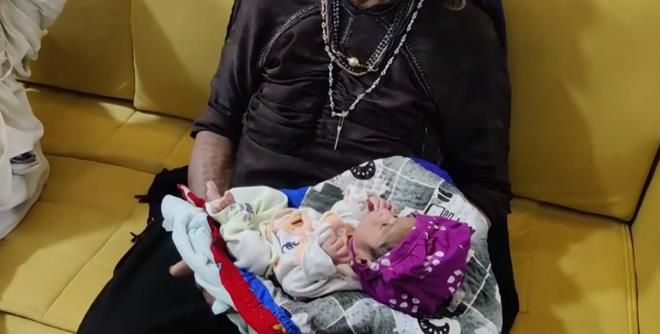 Dünya bu çifti konuşuyor! Biri 70, diğeri 75 yaşında... Evlat hasretleri 45 yılın sonunda dindi... 3
