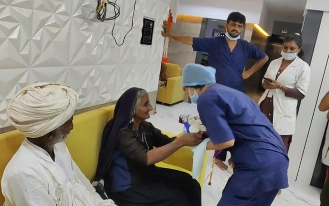 Dünya bu çifti konuşuyor! Biri 70, diğeri 75 yaşında... Evlat hasretleri 45 yılın sonunda dindi... 8