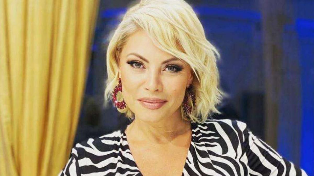 Seray Sever yatak odasında dekoltesiyle poz verdi! Eray Sünbül ile sarmaş dolaş oldu! 7