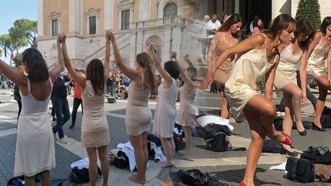 Hosteslerden dikkat çeken protesto! Meydanda soyundular... 1